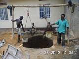 Arbeiter beim Ausheben des Brunnenschachtes