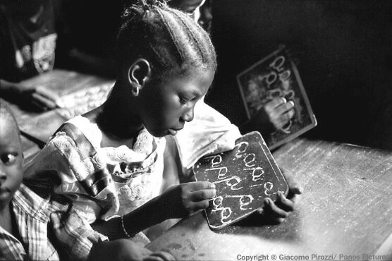 Kind lernt lesen
